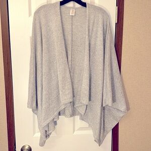 Wrap one size fits all. Soft grey, light weight.